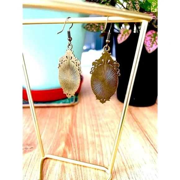 Antique Style Bee Print Earrings - Picture 4 of 4